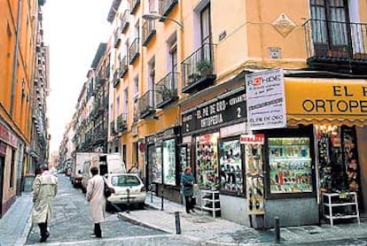 En la esquina de las calles de Cervantes y de León estuvo la casa, vergonzosamente derribada en el siglo XVIII, donde vivió y murió Miguel de Cervantes.