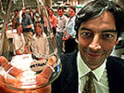 Carlos Buesa, con su equipo de Oryzon al fondo.