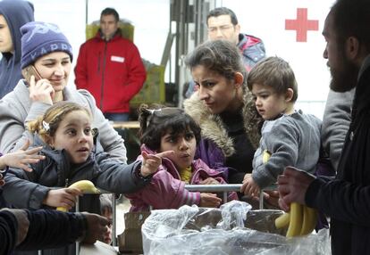 U grupo de refugiados recibe comida en Presevo (Serbia) este mi&eacute;rcoles. 