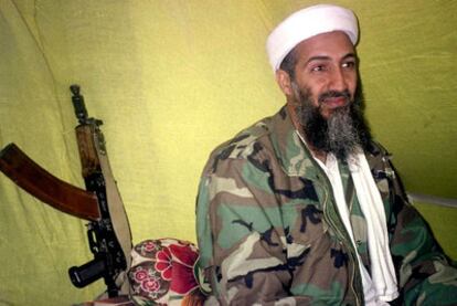 El líder de Al Qaeda, Osama Bin Laden, durante una entrevista en 1998 con un grupo de periodistas en las montañas del sur de Afganistán.