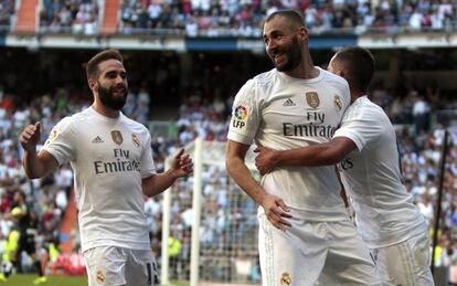 Benzema es felicitado por sus compañeros tras marcar el gol.