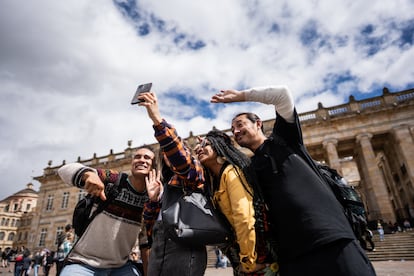 Turistas se hacen una foto en la Plaza Bolívar en Bogotá (Colombia).