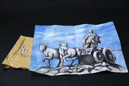 El cuadro 'Cibeles Láctea' recibido ayer en la redacción de EL PAÍS, junto al sobre en el que fue enviado.