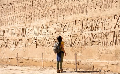 Una turista contempla el templo funerario de Rams&eacute;s III en Luxor (Egipto).