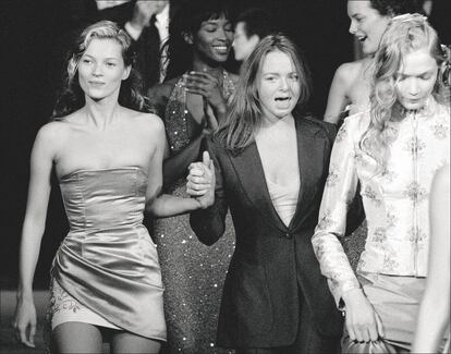 La diseñadora de la mano de Kate Moss, Stella McCartney en su debut al frente de la maison francesa Chloé (1998).