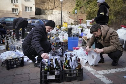 Miembros de la defensa civil preparan cócteles molotov en una calle de Kiev. Las tropas rusas han entrado este domingo en Járkov, la segunda mayor ciudad de Ucrania (1,4 millones de habitantes), situada en el noreste del país, según ha confirmado la administración regional.