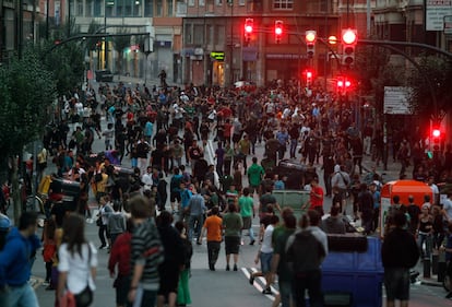 Cientos de manifestantes concentrados en los alrededores del 'gaztetxe' Kukutza, en el barrio de Rekalde (Bilbao). En los disturbios por las protestas por el derribo del edificio se han producido 24 detenciones.