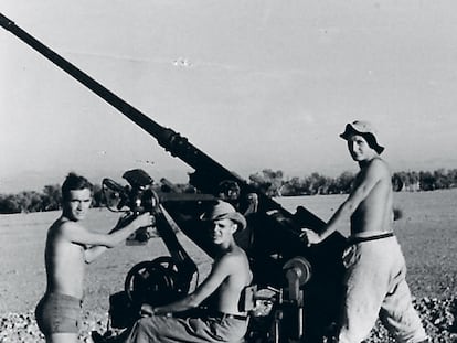 Cañón antiaéreo Flak 18 de 37 milímetros con los artillos Johan, Franz y Fred