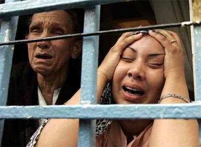 Dos mujeres lloran por una de las víctimas del atentado contra la sede del Gobierno argelino.
