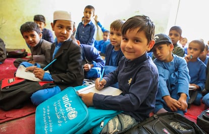 Omar, de seis años, se sienta con sus compañeros de clase en su aula de primer grado en la escuela Halima Khazan en la ciudad de Gardez.