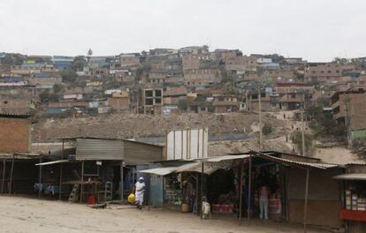 Vista del mercado y las casas de Ciudad Gosen, un barrio pobre creado junto a un vertedero en el municipio de Villa María del Triunfo, a las afueras de Lima (Perú).