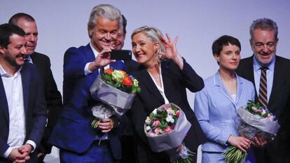 Marine le Pen y Geert Wilders, flanqueados por Matteo Salvini y Frauke Petry, en la reunión de la ultraderecha europea en Coblenza, el pasado 21 de enero, en Alemania. 