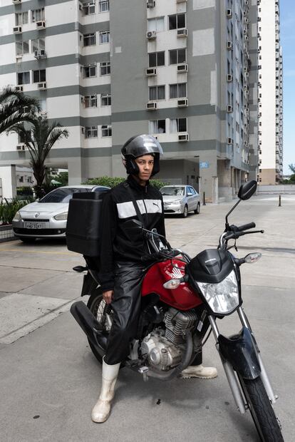 “Electronic voting machines are much more practical and reliable because of the technology they use.” 
Vitor Batista Machado (18-year-old delivery driver).
