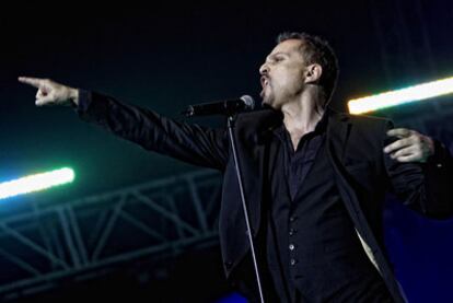 Miguel Bosé durante su actuación en el concierto de Los 40 Principales.