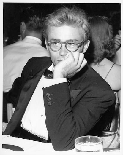 James Dean en una cena el 29 de agosto de 1955 en el club Ciro's de Los Ángeles, California. Dean moriría un mes después.