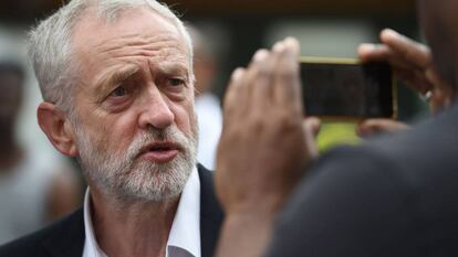 Jeremy Corbyn a su llegada a la Iglesia en la que se cobijan los afectados por el incendio de la torre Grenfell.