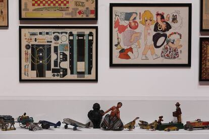 La muestra dedicada a Carlos Pérez incluye juguetes, recortables y piezas muy diversas. 