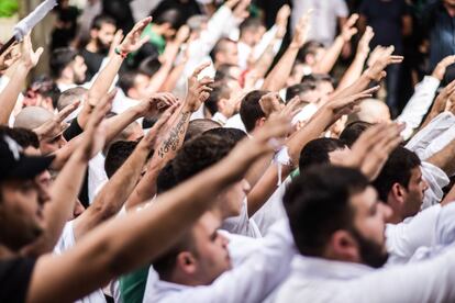 Miles de personas con las palmas de las manos abiertas y giradas hacia el corazón se golpean el pecho. Otras blanden sables que alzan al cielo. Más de 20.000 personas vestidas de negro lloran la muerte de Hussein mientras otros miles, los menos, vestidos de blanco se golpean la cabeza con sables afilados al tiempo que gritan ¡Haidar!, en referencia a Alí. Familiares y amigos hacen un corte en la cabeza del ‘penitente’ con un rápido y firme movimiento de navaja