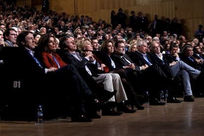 Destacados líderes del PP escuchan el discurso de Aznar.