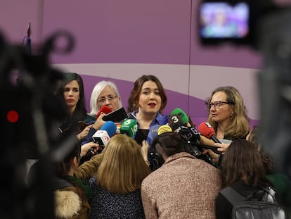 La secretaria de Estado de Igualdad, Ángela Rodríguez (i), y la delegada del Gobierno contra la Violencia de Género, Victoria Rosell (d), en rueda de prensa el lunes 30 de enero de 2023.