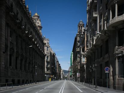 La Via Laietana de Barcelona, completament buida durant el confinament.