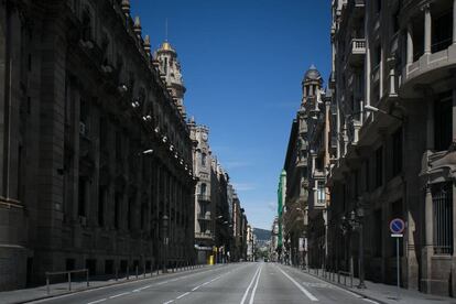 La Via Laietana de Barcelona, completament buida durant el confinament.