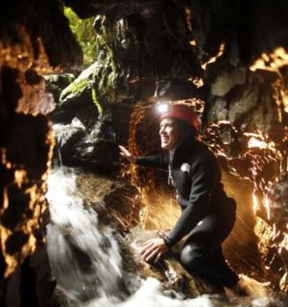 Un guía en una de las cuevas de Waitomo, en Nueva Zelanda.