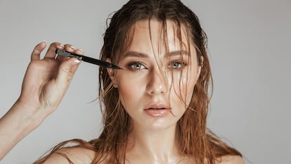 Eyeliner waterproof resistente al agua para maquillarse con maquillaje de larga duración, ideal para el verano y para los días de playa o piscina