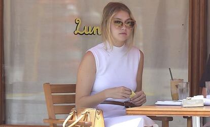 Gigi Hadid en una cafetería del Soho neoyorquino.