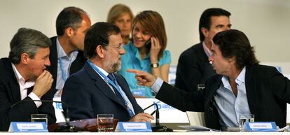 José María Aznar se dirige a Mariano Rajoy en un congreso del PP, ante Ángel Acebes, Francisco Camps, María Dolores de Cospedal y José Manuel Soria, en una imagen de archivo.