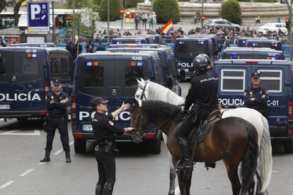Efectivos policiales protegen el Congreso de los Diputados, momentos antes de la protesta que llama a "asediar" la Cámara Baja.