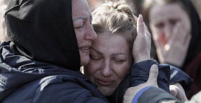 Miembros de una familia durante un funeral en la ciudad de Kyiv