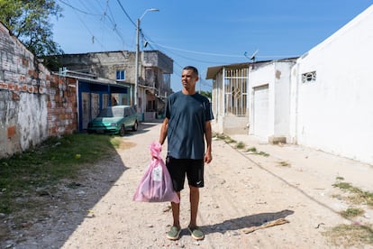 Jaime Valdiris sostiene la bolsa donde fueron entregadas sus pertenencias, en Barranquilla. 