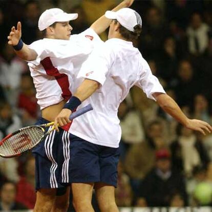 Los hermanos Mike y Bob Bryan celebran la victoria sobre la pareja española.