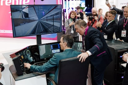 El presidente del Gobierno, Pedro Sánchez, en un simulador de Renfe, durante su visita a Fitur.