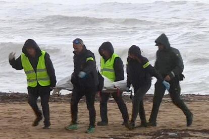 Captura de televisió on es mostra el trasllat del cadàver trobat en una platja de Caldes d'Estrac (Maresme) d'un home de 70 anys que havia desaparegut a Arenys de Munt.