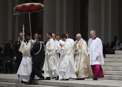 El papa Francisco dirige a la Santa Misa en el Santuario de Nuestra Señora de Fátima, el 13 de mayo.
