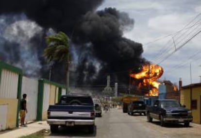 Fotografía tomada el pasado 27 de agosto en la que se registró una parte de la refinería de Amuay, tras una explosión que provocó el incendio de nueve tanques de combustible en Punto Fijo, en el Estado Falcón (Venezuela).