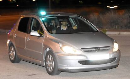 Forcadell llega a la cárcel de Alcalá-Meco en un coche policial.