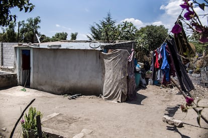 En esta misma comunidad, Gabo y su familia viven en un pequeño cuarto construido sobre un terreno en obras. Sin apenas recursos económicos, esta familia de Puebla no tiene agua corriente, ni gas, ni nevera para mantener la comida en buen estado; sin embargo, los padres del pequeño deben conseguir el suficiente dinero para poder pagar los viajes para las operaciones, tratamiento y estudios médicos en el Estado de Oaxaca, a siete horas y tres autobuses de distancia.