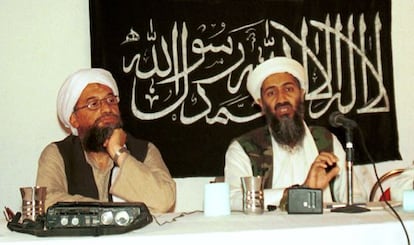 Ayman al-Zawahri, a la izquierda, junto al fallecido l&iacute;der de Al Qaeda Osama bin Laden, en 1998.