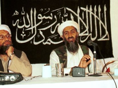 Ayman al-Zawahri, a la izquierda, junto al fallecido l&iacute;der de Al Qaeda Osama bin Laden, en 1998.