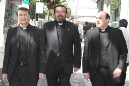 Los consejeros de Cajasur Joaquín A. Nieva (izquierda), Fernando Cruz y Francisco Orozco, ayer.
