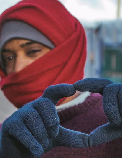 “Se llama Ahmed, es de Sudán y aquí tenía 20 años. Vio cómo sus tres hermanos se ahogaban en el Mediterráneo, intentando cruzar de Libia a Italia. Todos habían sido previamente golpeados por las milicias libias”, señala el fotógrafo.