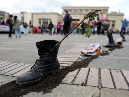 Sapatos com flores nesta segunda-feira na Praça Bolívar, em Bogotá, durante uma nova jornada de protestos.