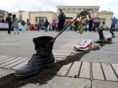 Sapatos com flores nesta segunda-feira na Praça Bolívar, em Bogotá, durante uma nova jornada de protestos.