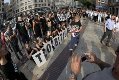 Al grito de "basta ya de tortura animal" o "la tortura no es cultura", unos 60 activistas de Anima Naturalis, organización de defensa de los derechos de los animales, protestaron ayer frente a la plaza de toros de Valencia, en plena Feria de Julio.