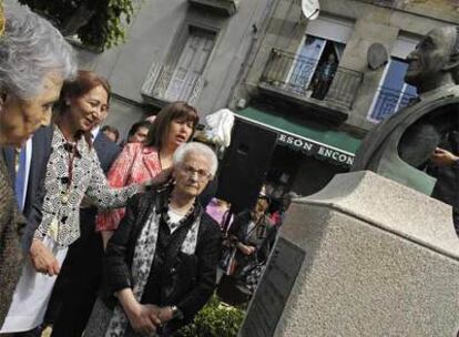 Un momento del descubrimiento del busto de Luis Gallego, ayer, en presencia de las dos hermanas del médico orensano.