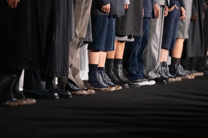 Modelos exhiben los zapatos desgastados de la nueva colección de Ricardo Pava, en el Bogotá Fashion Week.