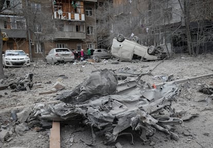 Daños causados por un ataque contra Jarkov, en el este de Ucrania, donde hay barrios bajo el bombardeo constante de Rusia.